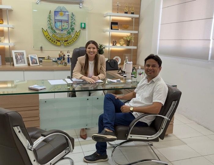 Reunião institucional entre a prefeita em exercício de Sousa Amanda Silveira e o presidente da Câmara Municipal Diógenes Ferreira para discutir harmonia entre poderes e desenvolvimento municipal